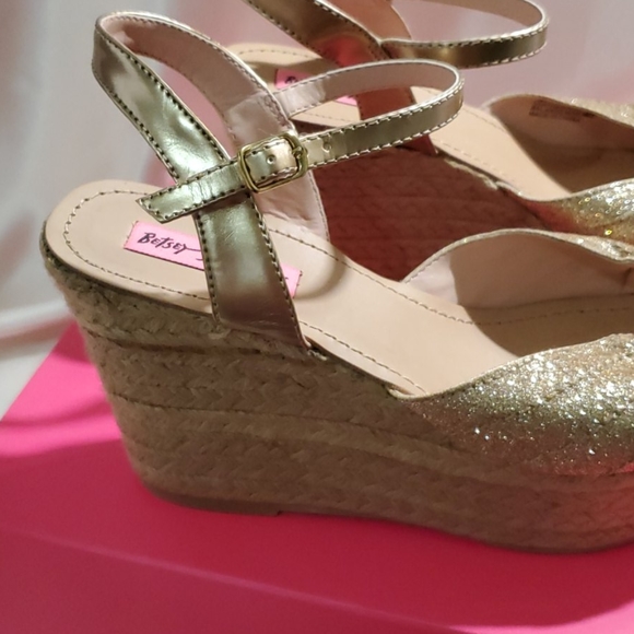 Betsey Johnson Gold Glitter Bow Wedges - Picture 3 of 4